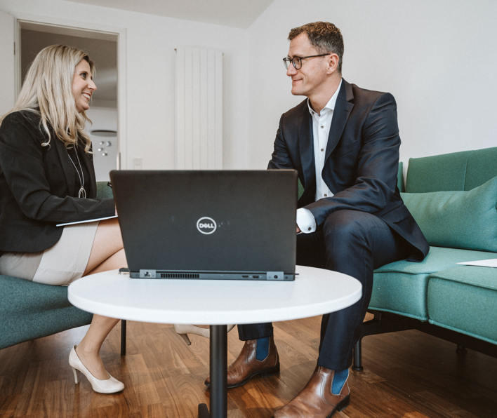 Icon Grafik mit Dreieck im Hintergrund